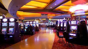 Live Baccarat Table ကတ်ဖြန့်ပြနေသည့် Dealer bet788 Live Casino